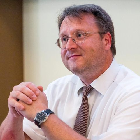 Robert Sesselmann (AfD) vor der Kreistagssitzung
