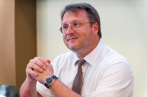 Robert Sesselmann (AfD) vor der Kreistagssitzung