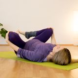 Yogalehrerin Katarina Rainer-Trawöger zeigt eine abgewandelte Stellung des glücklichen Kindes