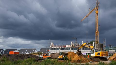 Wohnungsbau im Neubaugebiet. Dunkle Wolken über Neubauviertel