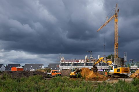 Wohnungsbau im Neubaugebiet. Dunkle Wolken über Neubauviertel