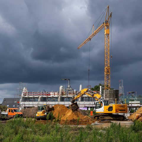 Wohnungsbau im Neubaugebiet. Dunkle Wolken über Neubauviertel