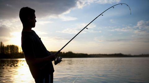 USA: Teenager fischt an einem See