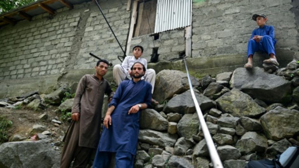 Der gerettete Jugendliche Rizwan Ullah (links)