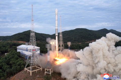 Dieses von der nordkoreanischen Regierung am 1. Juni 2023 zur Verfügung gestellte Bild zeigt den Start einer Trägerrakete "Chollima-1" vom Seohae Satelliten Start Komplex an der Westküste des Landes.