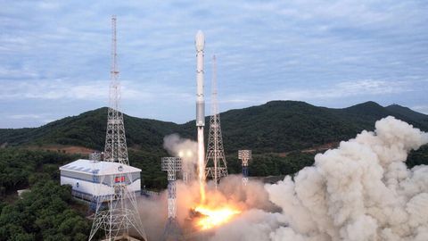 Dieses von der nordkoreanischen Regierung am 1. Juni 2023 zur Verfügung gestellte Bild zeigt den Start einer Trägerrakete "Chollima-1" vom Seohae Satelliten Start Komplex an der Westküste des Landes.