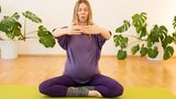 Yogalehrerin Katarina Rainer-Trawöger zeigt eine Tönungsübung