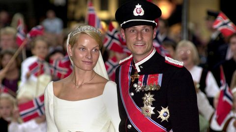 Mette-Marit und Haakon bei ihrer Hochzeit am 25. August 2001 in Oslo