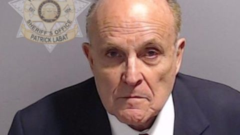Das offizielle Polizeifoto: Rudy Giuliani im Gefängnis von Fulton County in Atlanta, Georgia