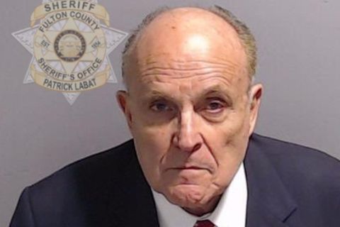 Das offizielle Polizeifoto: Rudy Giuliani im Gefängnis von Fulton County in Atlanta, Georgia