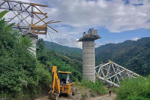 Zusammengestürzte Eisenbahnbrücke in Indien