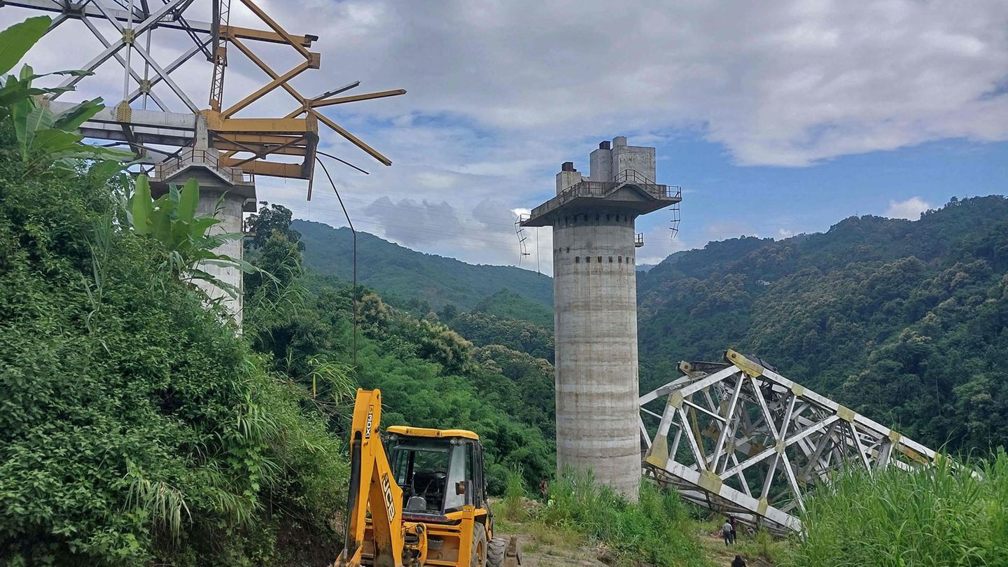 Zusammengestürzte Eisenbahnbrücke in Indien