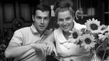 Franz Beckenbauer und Ehefrau Brigitte mit einem Sonnenblumenstrauss