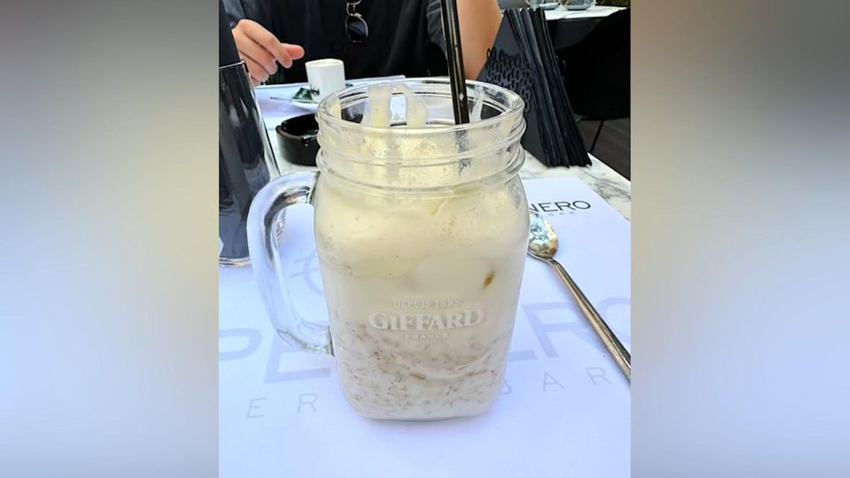 Sprachbarriere im Urlaub: Kellner serviert wortwörtlich "Hafermilch". Sprachbarriere im Urlaub: Kellner serviert wortwörtlich "Hafermilch".