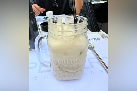 Sprachbarriere im Urlaub: Kellner serviert wortwörtlich "Hafermilch".