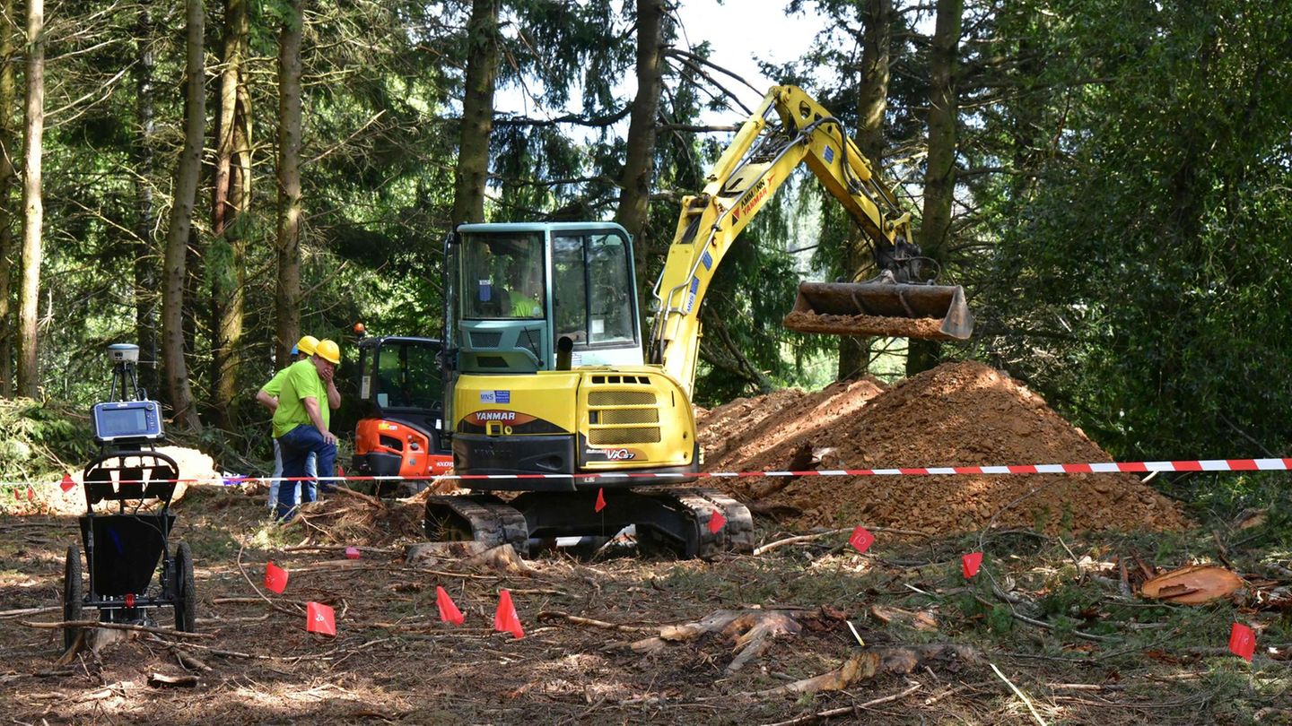 Mit Bagger und Bodenradar wird in Südfrankreich nach einem Massengrab von vom Widerstand erschossenen Wehrmachtssoldaten gesucht 