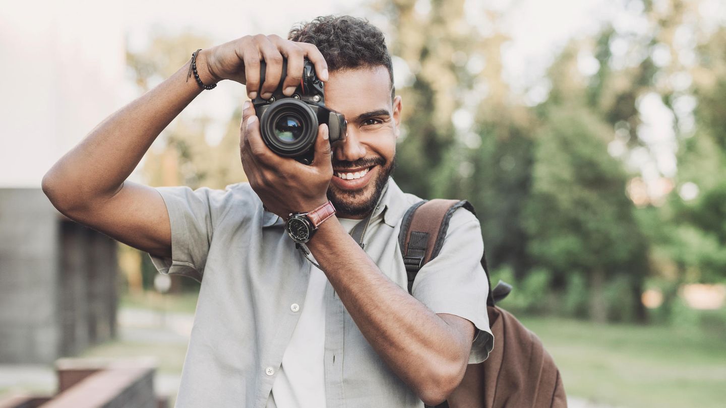 Ein Mann fotografiert mit Vollformat-Systemkamera