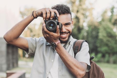 Ein Mann fotografiert mit Vollformat-Systemkamera