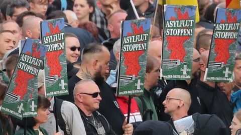 Rechte Demonstranten versammelten sich in Chemnitz, um gegen die Aufnahme von Asylbewerbern zu demonstrieren