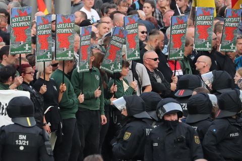 Rechte Demonstranten versammelten sich in Chemnitz, um gegen die Aufnahme von Asylbewerbern zu demonstrieren
