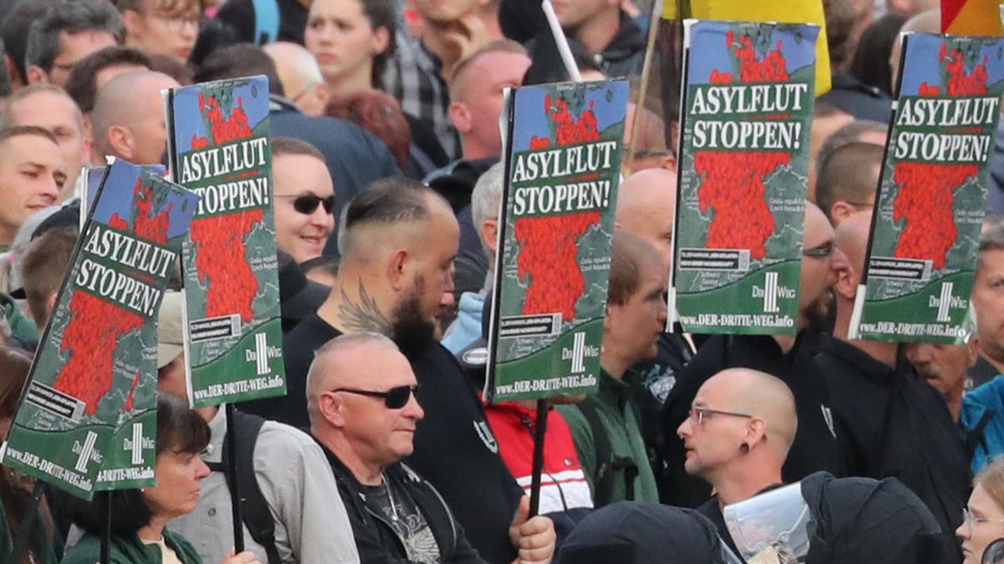 Rechte Demonstranten versammelten sich in Chemnitz, um gegen die Aufnahme von Asylbewerbern zu demonstrieren
