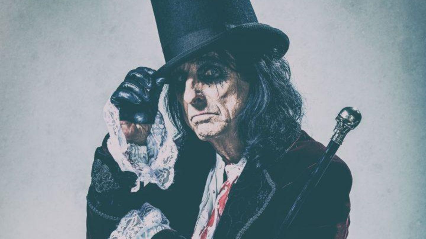 Alice Cooper mit verschmierter Schminke und Zylinder