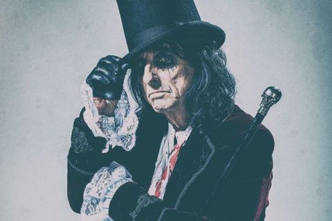 Alice Cooper mit verschmierter Schminke und Zylinder
