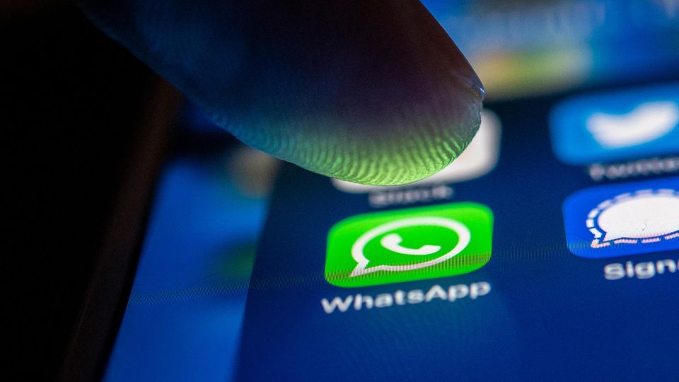 Ein Finger berührt das Whatsapp-Logo auf einem Smartphone