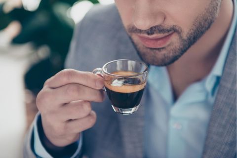 Mann trinkt Espresso