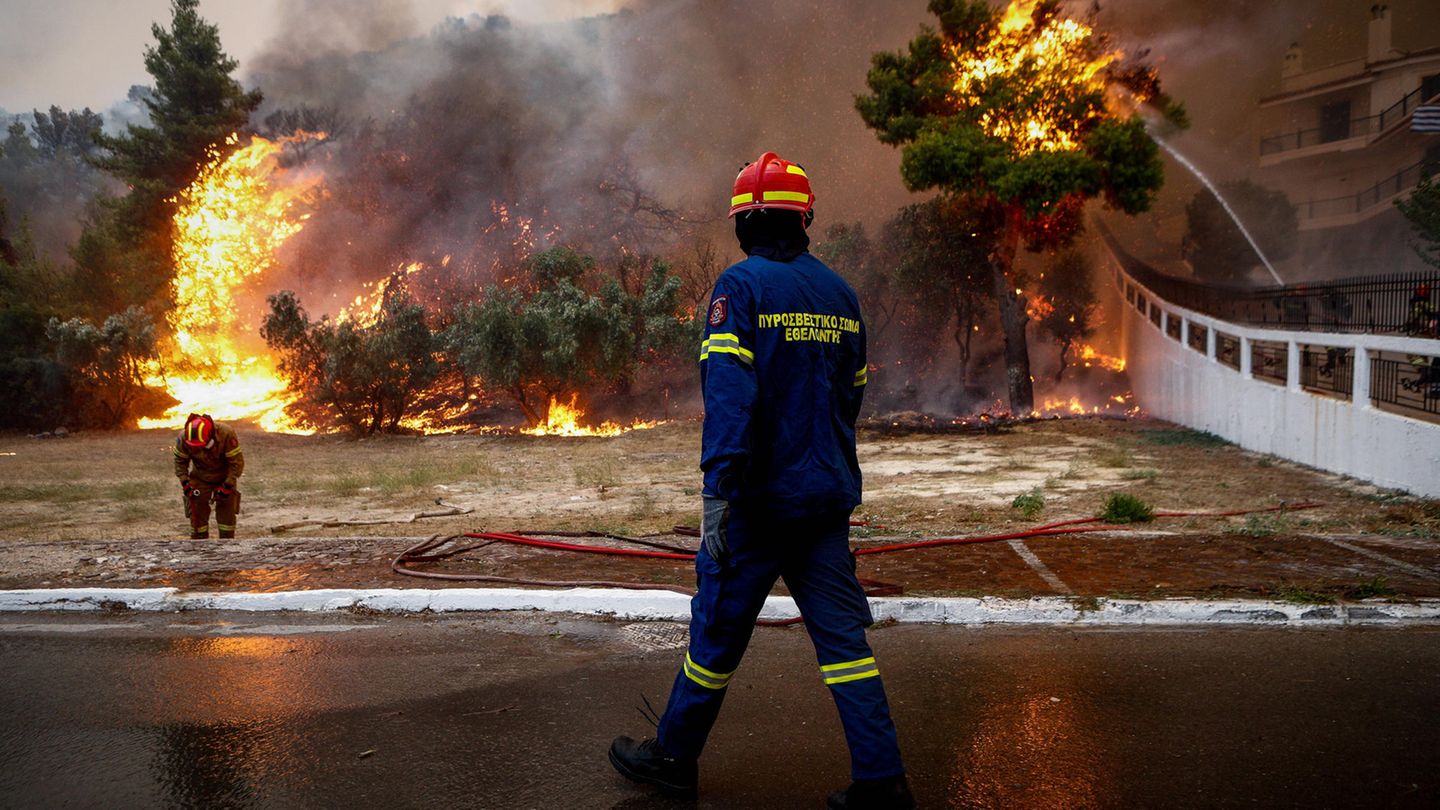 Feuerwehrmänner in Fyli, einem Vorort von Athen in Griechenland