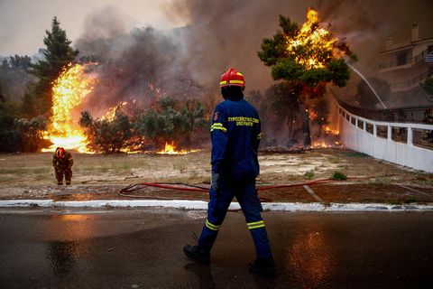 Feuerwehrmänner in Fyli, einem Vorort von Athen in Griechenland