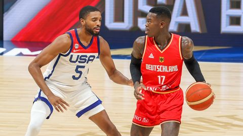 USA gegen Deutschland: Mikel Bridges (l.) und Dennis Schröder im Vorbereitungsspiel zur Basketball-WM in Abu Dhabi