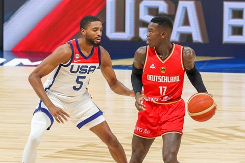 USA gegen Deutschland: Mikel Bridges (l.) und Dennis Schröder im Vorbereitungsspiel zur Basketball-WM in Abu Dhabi