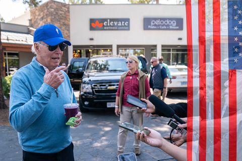 Joe Biden mit Basecap und Smoothie in der Hand
