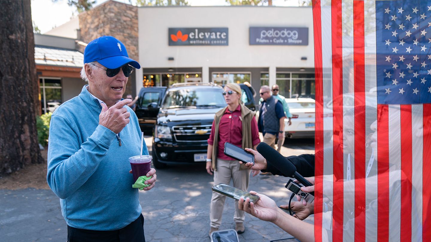 Joe Biden mit Basecap und Smoothie in der Hand