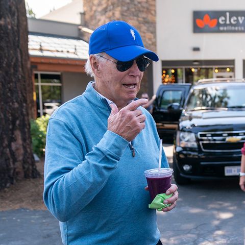 Joe Biden mit Basecap und Smoothie in der Hand