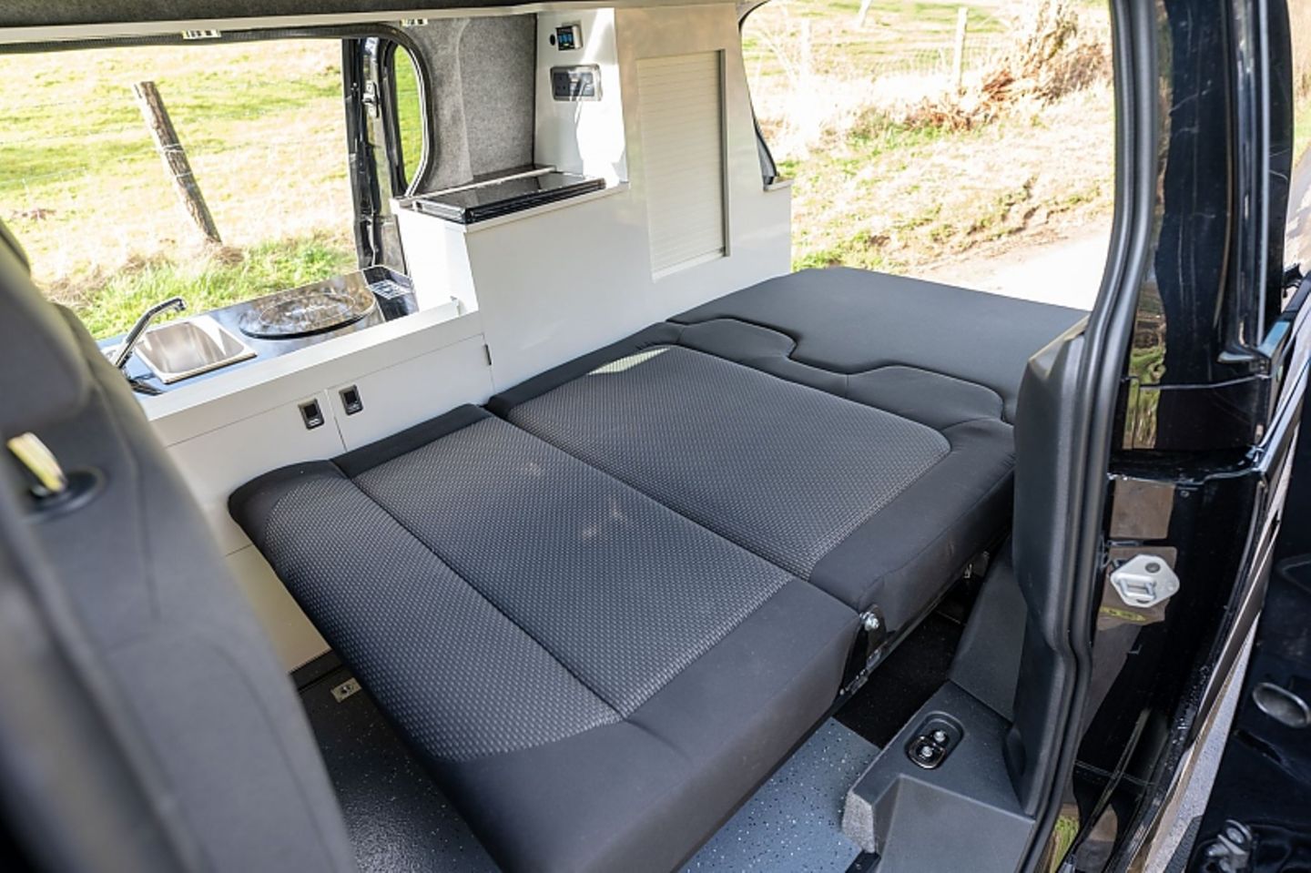 ID. Buzz mit nachgerüstetem Campingmodul von Dvan-TC Conversion