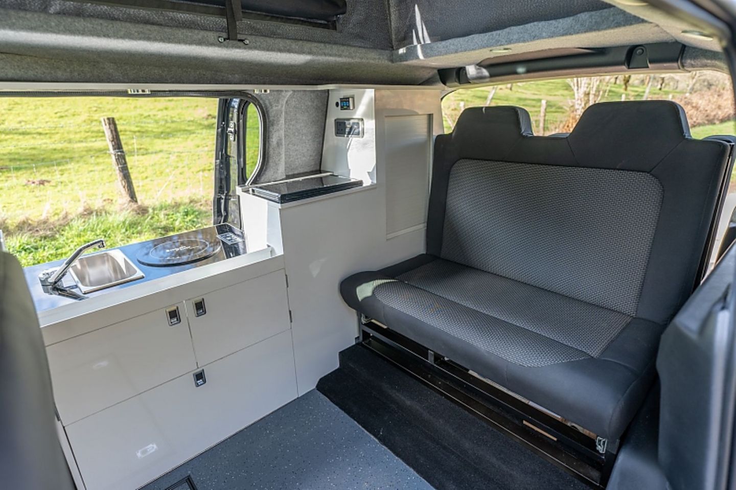 ID. Buzz mit nachgerüstetem Campingmodul von Dvan-TC Conversion