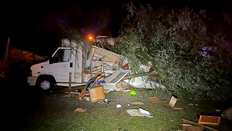 Ein umgestürzter Baum liegt auf einem Wohnmobil auf einem Campingplatz in Lindau am Bodensee. Bei einem schweren Unwetter sind am Donnerstag dort mehrere Bäume umgestürzt.