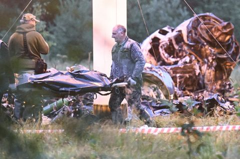 Eine Leiche wird aus dem Wrack des Privatjets geborgen, in dem sich Jewgeni Prigoschin befunden haben soll