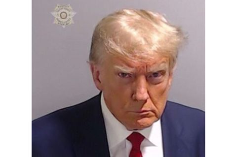 Donald Trump. Er steht im Fokus der Anklage. Der Ex-Präsident soll unter anderem durch falsche Wahlmänner versucht haben, die Präsidentschaftswahl im Jahr 2020 im Bundesstaat Georgia zu manipulieren. Insgesamt steht er in 91 Anklagepunkten in mehreren Bundesstaaten vor Gericht, unter anderem wegen des Sturms auf das Capitol am 6. Januar 2021. 