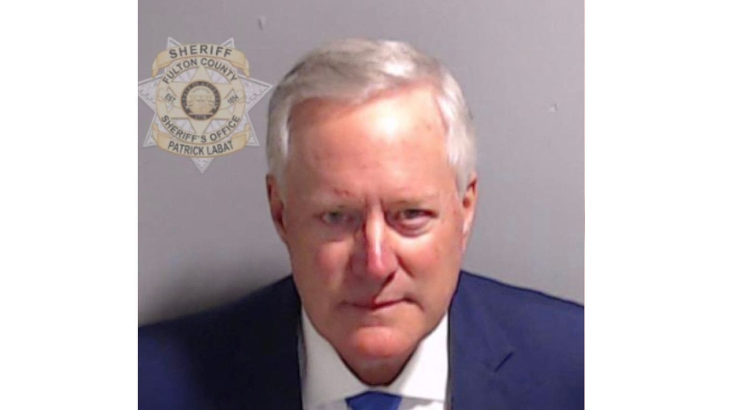 Mark Meadows. Er war Stabschef unter Donald Trump und soll an dem viel besprochenen Telefonat teilgenommen haben, in dem der Ex-Präsident Georgias Wahlleiter beeinflussen wollte. 