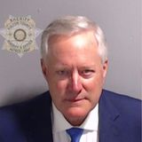 Mark Meadows. Er war Stabschef unter Donald Trump und soll an dem viel besprochenen Telefonat teilgenommen haben, in dem der Ex-Präsident Georgias Wahlleiter beeinflussen wollte. 