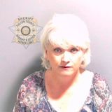 Cathleen Latham. Sie sollte als eine von Trumps falschen Wahlleuten eingesetzt werden. Außerdem wird ihr vorgeworfen, sich unbefugt Zugang zu den Auszählungsmaschinen verschafft zu haben. 