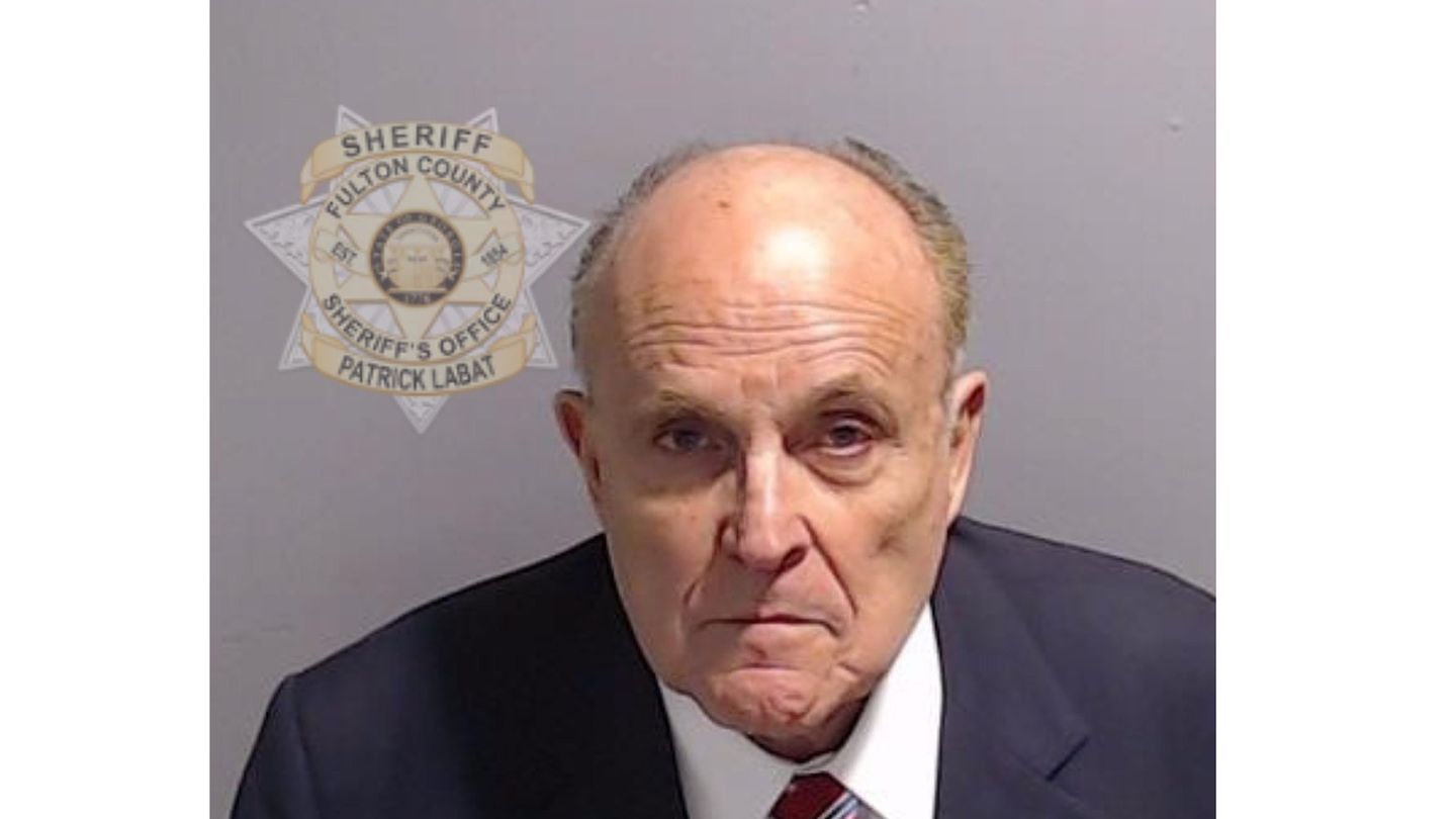 Prozess in Georgia: Rudy Giuliani. Wohl eines der bekanntesten Gesichter in den Reihen der Angeklagten. Der Anwalt und enge Vertraute Trumps habe öffentlich von Wahlmanipulationen zu Ungunsten Trumps gesprochen und landesweit Republikaner gesucht, die sich seinen Vorwürfen anschließen. Rudy Giuliani. Wohl eines der bekanntesten Gesichter in den Reihen der Angeklagten. Der Anwalt und enge Vertraute Trumps habe öffentlich von Wahlmanipulationen zu Ungunsten Trumps gesprochen und landesweit Republikaner gesucht, die sich seinen Vorwürfen anschließen.