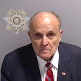 Rudy Giuliani. Wohl eines der bekanntesten Gesichter in den Reihen der Angeklagten. Der Anwalt und enge Vertraute Trumps habe öffentlich von Wahlmanipulationen zu Ungunsten Trumps gesprochen und landesweit Republikaner gesucht, die sich seinen Vorwürfen anschließen. 
