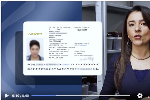 Andrea Garzón vom kolumbianischen Passdienst, erklärt die Neuerungen zum Geschlechtseintrag