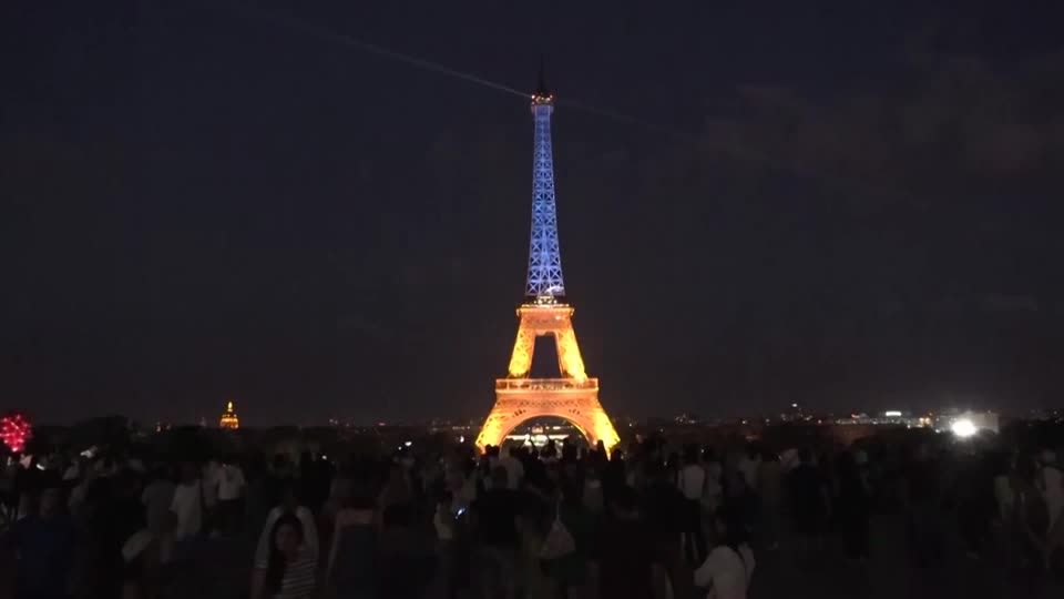 Video: Eiffelturm in blau-gelb