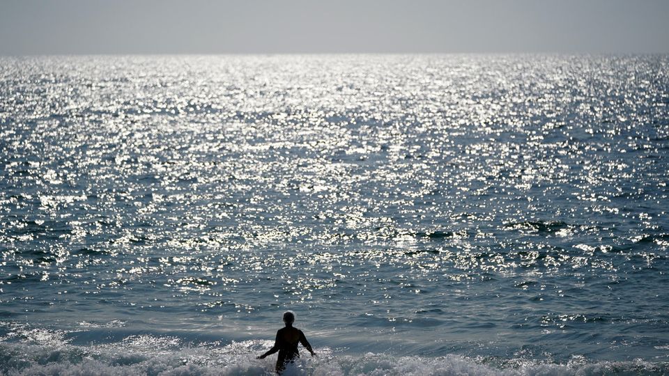 Eine Frau kühlt sich in Redondo Beach, Kalifornien, im Meer ab – soweit das noch möglich ist