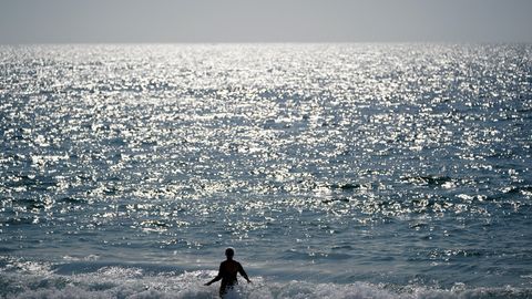 Eine Frau kühlt sich in Redondo Beach, Kalifornien, im Meer ab – soweit das noch möglich ist